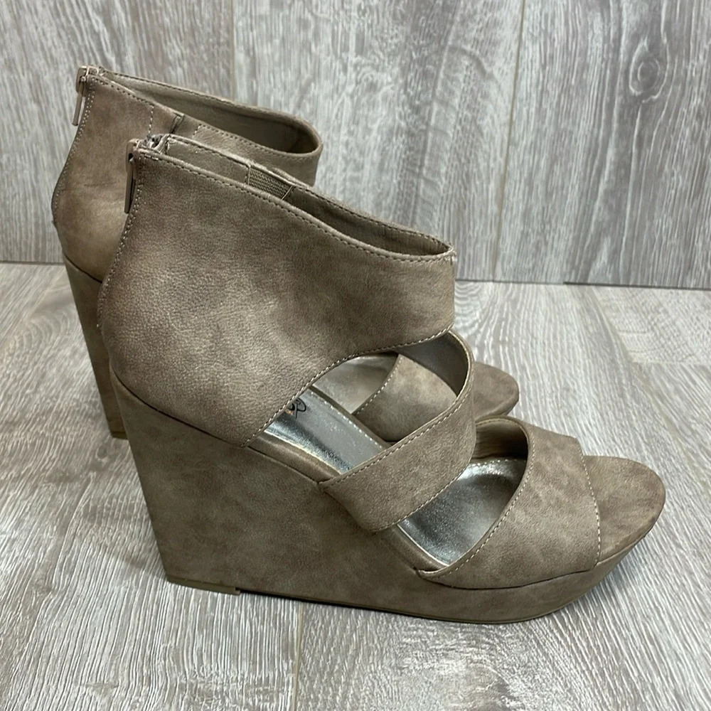 Unlisted By Kenneth Cole Day Dream Platform Wedge Taupe 8.5M